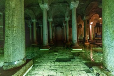 Türkiye; İstanbul; 21 Mart; Basilica Sarnıcı - İmparator Justinianus 'un altıncı yüzyılda İstanbul, Türkiye' de inşa ettiği yeraltı su deposu. Bazilika Sarnıcı, (Yerebatan), İstanbul, Türkiye.