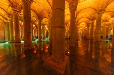 Türkiye; İstanbul; 21 Mart; Basilica Sarnıcı - İmparator Justinianus 'un altıncı yüzyılda İstanbul, Türkiye' de inşa ettiği yeraltı su deposu. Bazilika Sarnıcı, (Yerebatan), İstanbul, Türkiye.