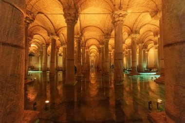 Türkiye; İstanbul; 21 Mart; Basilica Sarnıcı - İmparator Justinianus 'un altıncı yüzyılda İstanbul, Türkiye' de inşa ettiği yeraltı su deposu. Bazilika Sarnıcı, (Yerebatan), İstanbul, Türkiye.