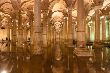 Türkiye; İstanbul; 21 Mart; Basilica Sarnıcı - İmparator Justinianus 'un altıncı yüzyılda İstanbul, Türkiye' de inşa ettiği yeraltı su deposu. Bazilika Sarnıcı, (Yerebatan), İstanbul, Türkiye.