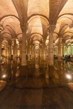 Türkiye; İstanbul; 21 Mart; Basilica Sarnıcı - İmparator Justinianus 'un altıncı yüzyılda İstanbul, Türkiye' de inşa ettiği yeraltı su deposu. Bazilika Sarnıcı, (Yerebatan), İstanbul, Türkiye.