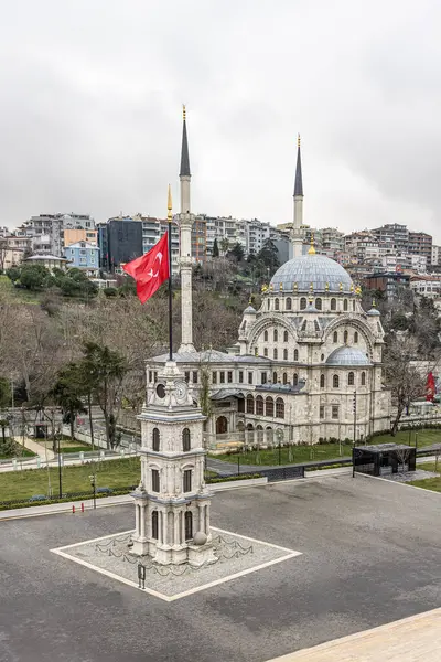 カラコイ ヌスレティエ モスクとタファン クロック タワー ヌスレティエ モスクは イスタンブール イスタンブール トルコのBeyogluのトップハネ地区に位置するオレンジ色のモスクです — ストック写真