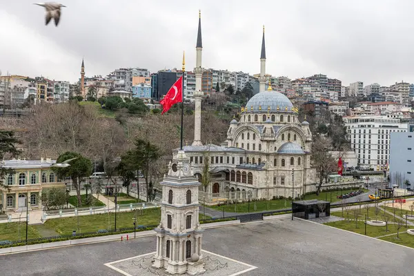 Karakoy Nusretiye清真寺和Tophane钟楼 Nusretiye清真寺是一座华丽的清真寺 位于土耳其伊斯坦布尔Beyoglu的Tophane区 — 图库照片