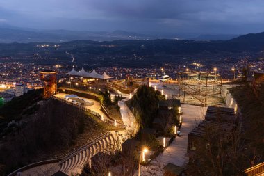 Denizli Türkiye - 26 Şubat 2024; Denizli Seyir Tepesi. Şehir ormanında inşa edilen ve Denizli şehrinin panoramik şehir manzaralı sembolü olan dev metal horoz.. 