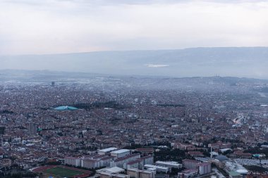 Denizli Türkiye - 26 Şubat 2024; Denizli Seyir Tepesi. Şehir ormanında inşa edilen ve Denizli şehrinin panoramik şehir manzaralı sembolü olan dev metal horoz.. 