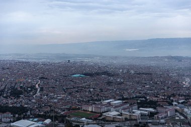 Denizli Türkiye - 26 Şubat 2024; Denizli Seyir Tepesi. Şehir ormanında inşa edilen ve Denizli şehrinin panoramik şehir manzaralı sembolü olan dev metal horoz.. 