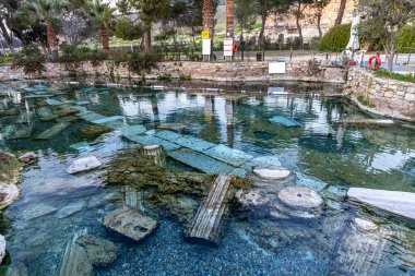 Hierapolis antik şehrinde Kleopatra antik havuzu. Pamukkale Denizli 'de antik havuz (Kleopatra Hamamı).