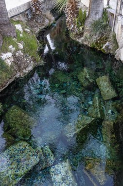 Hierapolis antik şehrinde Kleopatra antik havuzu. Pamukkale Denizli 'de antik havuz (Kleopatra Hamamı).