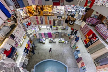 Denizli Türkiye 05 Mart 2024; Denizli 'de Babadaglilar Havlu Pazarı içeridedir. Denizli Türkiye 'nin tekstil başkenti oldu.