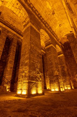 Dara Antik Şehir. Mezopotamya. Mardin, Türkiye. Dara Antik Şehir, Mezopotamya 'nın en önemli yerleşimlerinden biri. Antik su deposu daha sonra zindan olarak kullanıldı..