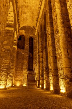 Dara Antik Şehir. Mezopotamya. Mardin, Türkiye. Dara Antik Şehir, Mezopotamya 'nın en önemli yerleşimlerinden biri. Antik su deposu daha sonra zindan olarak kullanıldı..