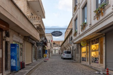 Mardin, Midyat, Türkiye - 9 Ocak 2024; Midyat kaligrafisi. Midyat İlçe Merkezi 'ndeki tabela görüntüsü. Mardin, Türkiye.