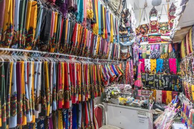 Mardin, Midyat, Türkiye - 9 Ocak 2024; Mardin Midyat Çarşısında Eşarp Dükkanı. Şahane renkli türban sekansları. Renk ve desenlerle dolu bir tesettür. Çok temiz ve renkli..