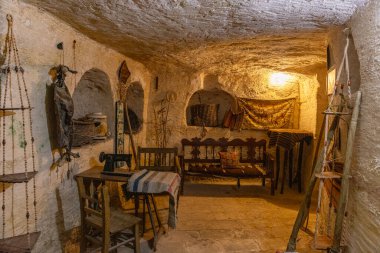 Mardin, Midyat, Türkiye - 9 Ocak 2024; Yeraltı Şehri Estel Mağaraları. Mardin Midyat 'ın yeraltı şehri. Midyat mağaraları olarak bilinen eski yerleşim yeri bugün ziyaretçilere açık..