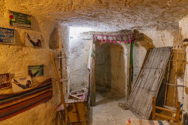 Mardin, Midyat, Türkiye - 9 Ocak 2024; Yeraltı Şehri Estel Mağaraları. Mardin Midyat 'ın yeraltı şehri. Midyat mağaraları olarak bilinen eski yerleşim yeri bugün ziyaretçilere açık..