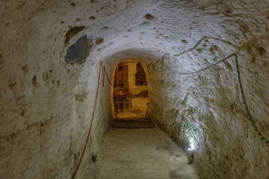 Mardin, Midyat, Türkiye - 9 Ocak 2024; Yeraltı Şehri Estel Mağaraları. Mardin Midyat 'ın yeraltı şehri. Midyat mağaraları olarak bilinen eski yerleşim yeri bugün ziyaretçilere açık..