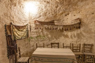 Mardin, Midyat, Türkiye - 9 Ocak 2024; Yeraltı Şehri Estel Mağaraları. Mardin Midyat 'ın yeraltı şehri. Midyat mağaraları olarak bilinen eski yerleşim yeri bugün ziyaretçilere açık..