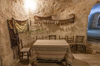 Mardin, Midyat, Türkiye - 9 Ocak 2024; Yeraltı Şehri Estel Mağaraları. Mardin Midyat 'ın yeraltı şehri. Midyat mağaraları olarak bilinen eski yerleşim yeri bugün ziyaretçilere açık..