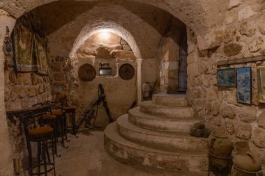 Mardin, Midyat, Türkiye - 9 Ocak 2024; Yeraltı Şehri Estel Mağaraları. Mardin Midyat 'ın yeraltı şehri. Midyat mağaraları olarak bilinen eski yerleşim yeri bugün ziyaretçilere açık..