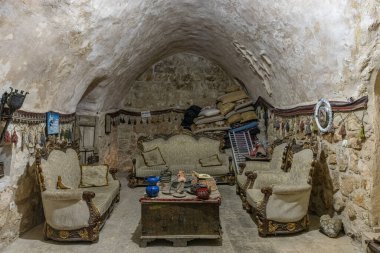 Mardin, Midyat, Türkiye - 9 Ocak 2024; Yeraltı Şehri Estel Mağaraları. Mardin Midyat 'ın yeraltı şehri. Midyat mağaraları olarak bilinen eski yerleşim yeri bugün ziyaretçilere açık..