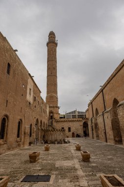 Mardin Türkiye 10 Ocak 2024; Mardin Türkiye 'nin güneydoğusunda bir şehirdir. Ulu Cami, Mardin şehrinde tek minareli Büyük Mardin Camii olarak da bilinir.. 