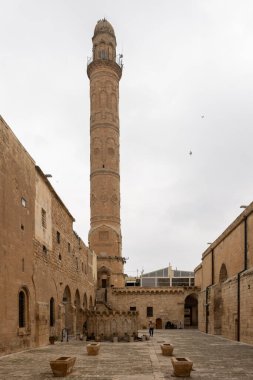 Mardin Türkiye 10 Ocak 2024; Mardin Türkiye 'nin güneydoğusunda bir şehirdir. Ulu Cami, Mardin şehrinde tek minareli Büyük Mardin Camii olarak da bilinir.. 
