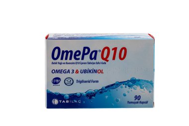 İstanbul Türkiye 27 Nisan 2024; OmePa Q10 trigliserit 90 kapsülden oluşan Balık yağı kutusu. Tabilac şirketi tarafından salınan ilave bir ilaç..