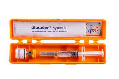 İstanbul Türkiye 27 Nisan 2024; tip 1 diyabetik hastalarında glukagon şırıngası kullanılır. Glukagon dolu bir şırınga. Diyabetik koma, hipoglisemi..