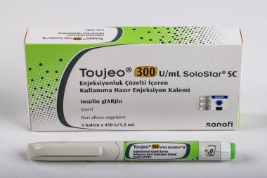 İstanbul Türkiye 27 Nisan 2024; Toujeo 300 U / mL SoloStar SC Enjekte Edilebilir Çözüm içeren Enjeksiyon Kalemi. Sanofi tarafından üretilen uzun etkili insülin parıltısı.