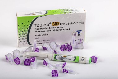 İstanbul Türkiye 27 Nisan 2024; Toujeo 300 U / mL SoloStar SC Enjekte Edilebilir Çözüm içeren Enjeksiyon Kalemi. Sanofi tarafından üretilen uzun etkili insülin parıltısı.