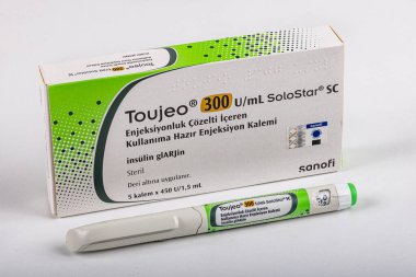 İstanbul Türkiye 27 Nisan 2024; Toujeo 300 U / mL SoloStar SC Enjekte Edilebilir Çözüm içeren Enjeksiyon Kalemi. Sanofi tarafından üretilen uzun etkili insülin parıltısı.
