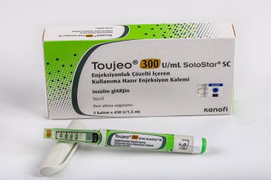 İstanbul Türkiye 27 Nisan 2024; Toujeo 300 U / mL SoloStar SC Enjekte Edilebilir Çözüm içeren Enjeksiyon Kalemi. Sanofi tarafından üretilen uzun etkili insülin parıltısı.