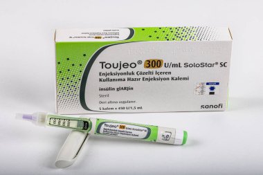 İstanbul Türkiye 27 Nisan 2024; Toujeo 300 U / mL SoloStar SC Enjekte Edilebilir Çözüm içeren Enjeksiyon Kalemi. Sanofi tarafından üretilen uzun etkili insülin parıltısı.