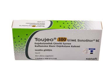 İstanbul Türkiye 27 Nisan 2024; Toujeo 300 U / mL SoloStar SC Enjekte Edilebilir Çözüm içeren Enjeksiyon Kalemi. Sanofi tarafından üretilen uzun etkili insülin parıltısı.