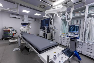 Denizli Türkiye 29 Şubat 2024, Kalp Operasyon Odası. Karmaşık kalp ameliyatı, kardiyovasküler ameliyat, modern tıp. Röntgen. Gelişmiş teknoloji, yüksek teknolojili ameliyat odası..