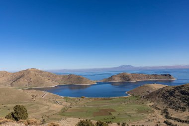 Van 'ın Gevas ilçesindeki Altinsarac köyünde, St. Thomas Kilisesi. Van Gölü üzerindeki Altinsarac Kilisesi kalıntıları.
