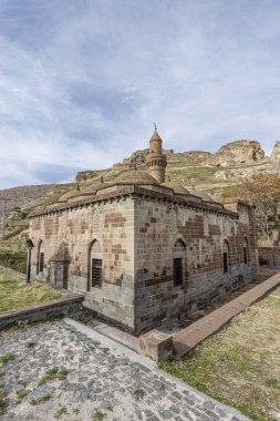Türkiye 'nin Adilcevaz kentinde yer alan Tuğul Bey Camii 16. yüzyılda inşa edilmiştir. Tugrul Bey Camii, Zal Paşa Camii olarak da bilinir. Adilcevaz, Bitlis, Türkiye.