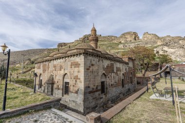 Türkiye 'nin Adilcevaz kentinde yer alan Tuğul Bey Camii 16. yüzyılda inşa edilmiştir. Tugrul Bey Camii, Zal Paşa Camii olarak da bilinir. Adilcevaz, Bitlis, Türkiye.