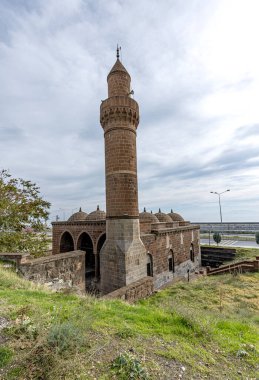 Türkiye 'nin Adilcevaz kentinde yer alan Tuğul Bey Camii 16. yüzyılda inşa edilmiştir. Tugrul Bey Camii, Zal Paşa Camii olarak da bilinir. Adilcevaz, Bitlis, Türkiye.