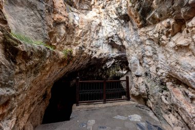 Kutsal yeri ziyaret eden insanlar, Eshab-i Kehf Mağarası (Yedi Uyuyan Mağara). Türkiye 'nin Tarsus kentinde yer alan Yedi Uyuyan Harabe veya Ashab-i Kehf Mağarası, bölgede en çok ziyaret edilen yerlerden biri..