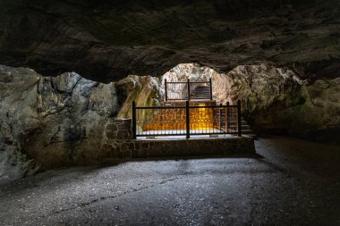 Kutsal yeri ziyaret eden insanlar, Eshab-i Kehf Mağarası (Yedi Uyuyan Mağara). Türkiye 'nin Tarsus kentinde yer alan Yedi Uyuyan Harabe veya Ashab-i Kehf Mağarası, bölgede en çok ziyaret edilen yerlerden biri..