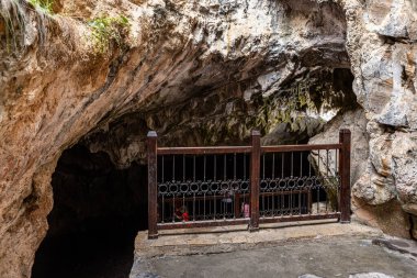 Kutsal yeri ziyaret eden insanlar, Eshab-i Kehf Mağarası (Yedi Uyuyan Mağara). Türkiye 'nin Tarsus kentinde yer alan Yedi Uyuyan Harabe veya Ashab-i Kehf Mağarası, bölgede en çok ziyaret edilen yerlerden biri..