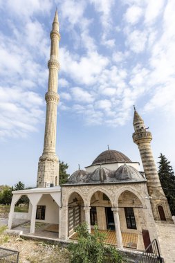 Ashab-i Kehf Camii, Yedi Uyuyan Mağarası 'nın önünde. Tarsus Mersin Türkiye.