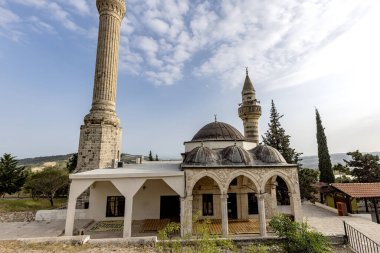 Ashab-i Kehf Camii, Yedi Uyuyan Mağarası 'nın önünde. Tarsus Mersin Türkiye.