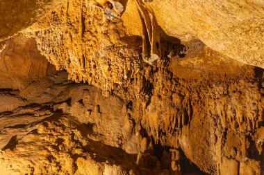 Taskuyu mağarası, Mersin 'in Tarsus ilçesinin yaklaşık 10 km kuzeybatısındaki Taskuyu Köyü' nde yer almaktadır. Tarsus, Mersin 'deki Taskuyu Mağarası, Türkiye.
