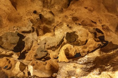 Taskuyu mağarası, Mersin 'in Tarsus ilçesinin yaklaşık 10 km kuzeybatısındaki Taskuyu Köyü' nde yer almaktadır. Tarsus, Mersin 'deki Taskuyu Mağarası, Türkiye.