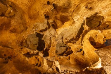 Taskuyu mağarası, Mersin 'in Tarsus ilçesinin yaklaşık 10 km kuzeybatısındaki Taskuyu Köyü' nde yer almaktadır. Tarsus, Mersin 'deki Taskuyu Mağarası, Türkiye.