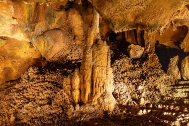 Taskuyu mağarası, Mersin 'in Tarsus ilçesinin yaklaşık 10 km kuzeybatısındaki Taskuyu Köyü' nde yer almaktadır. Tarsus, Mersin 'deki Taskuyu Mağarası, Türkiye.