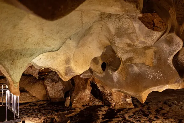 Taskuyu mağarası, Mersin 'in Tarsus ilçesinin yaklaşık 10 km kuzeybatısındaki Taskuyu Köyü' nde yer almaktadır. Tarsus, Mersin 'deki Taskuyu Mağarası, Türkiye.