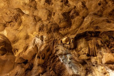 Taskuyu mağarası, Mersin 'in Tarsus ilçesinin yaklaşık 10 km kuzeybatısındaki Taskuyu Köyü' nde yer almaktadır. Tarsus, Mersin 'deki Taskuyu Mağarası, Türkiye.